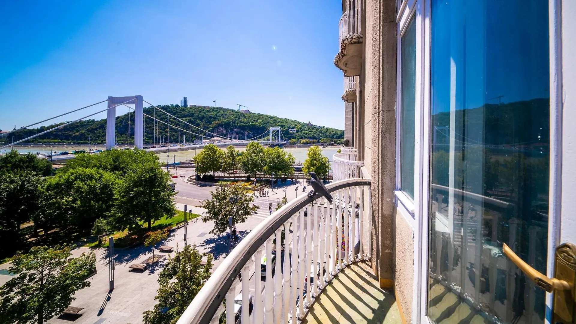Budapest Riverfront Luxs kontakt